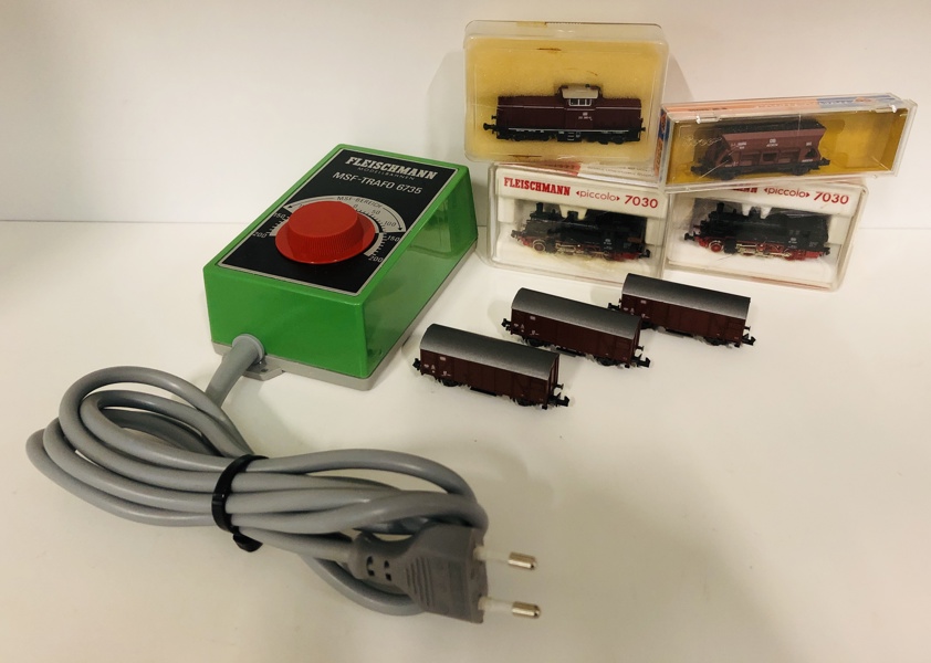 Fleischmann Piccolo H0: 2 stk. 7030 lokomotiv i æske, 7230 diesellokomotiv i æske m. 1 Fleischmann Msf Trafo 6735 Transformator samt Roco kultransport i æske, 3 stk. DB godsvogne