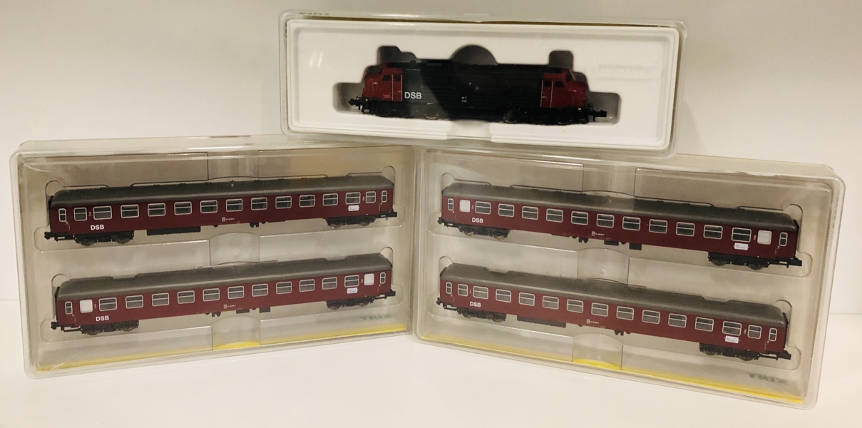 MiniTrix/Trix modeltog: 12721 DSB diesel lokomotiv i æske, 2 stk. 13729 DSB dobbelt passagervogn i æske