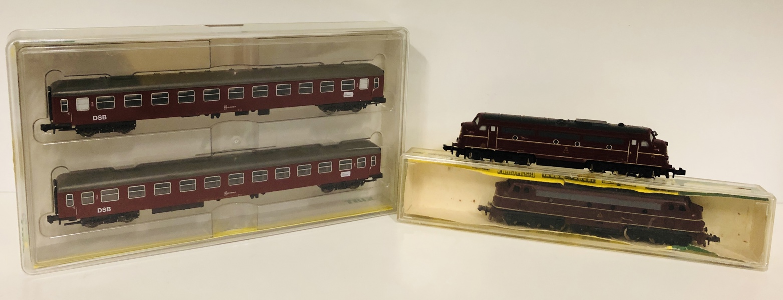 MiniTrix/Trix modeltog: 51308800 DSB diesel lokomotiv i æske, 12721 DSB diesel lokomotiv, 13729 DSB dobbelt passagervogn i æske