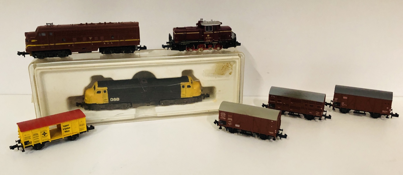 MiniTrix/Trix modeltog: 12718 diesellokomotiv i æske, 2961 Pennsylvania diesellokomotiv, 25600 V60 DB diesellokomotiv, " Schutz-Marke godsvogn, 2 stk. 23579 godsvogne