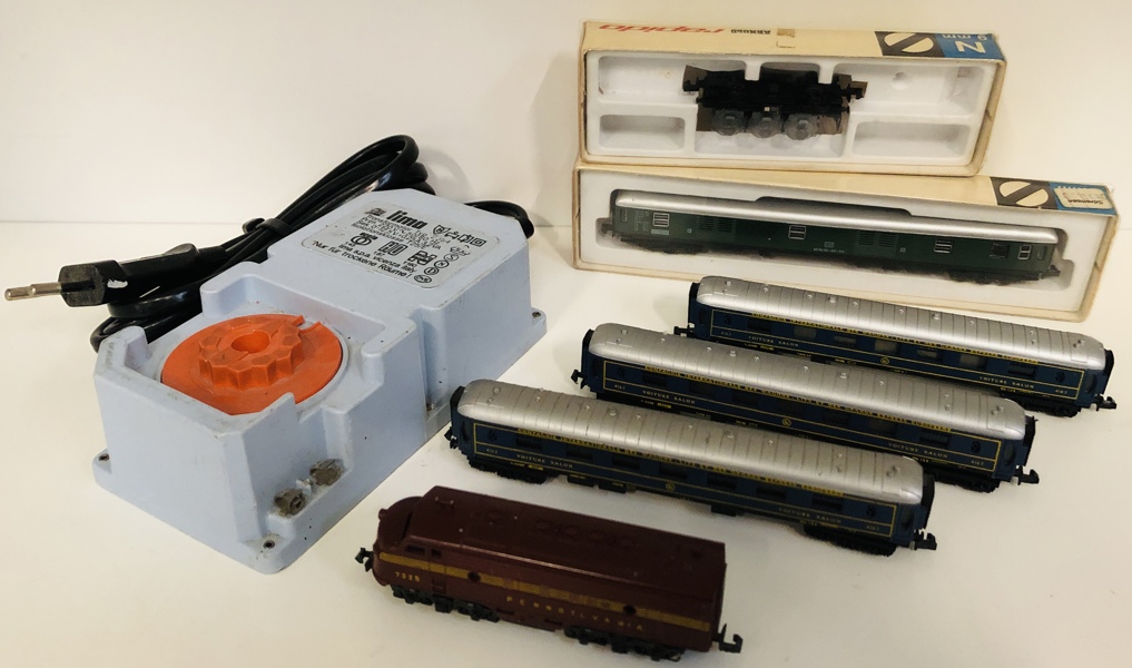 Lima modeltog: "Pennylvania 7325" diesellokomotiv, 3 stk. "Voiture Salon" passagervogne, H0 transformator 220V samt Rapido 0324 bagagevogn i æske og 0457 tankvogn i æske