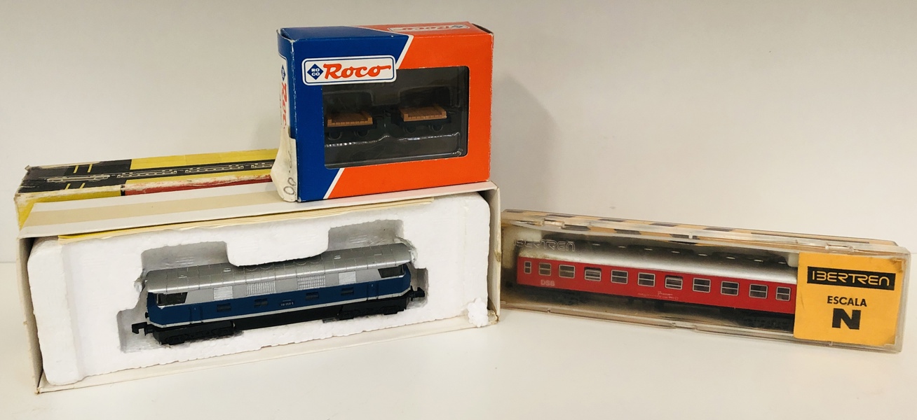Samling af modeltog - Roco 34507 fladevogne i æske, Ibertren 231 "DSB" passagervogn i æske samt Piko BR 118 059-5 DR diesellokomotiv i æske