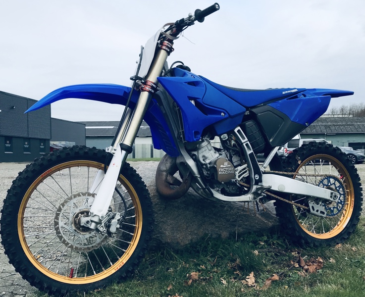 Yamaha YZ 125 2-takt motorcrosscykel m. Xtrig Rocs styrbro, Takasago Excel fælge, Blackbird Racing Double Grip 3 sæde, Boyesen Factory Racing tænding og koblingsdæksel m.v. (H 125/25)