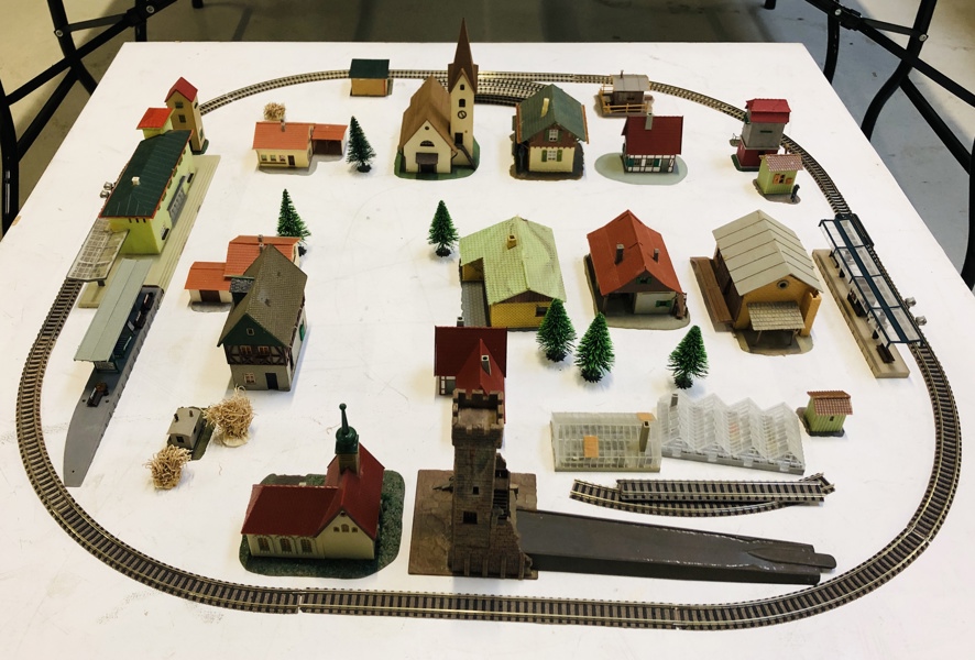 Samling af modeltog skinner str N (16,5mm) samt stort ud valg af modelbygninger og huse - herunder Faller, Pola samt Heljan