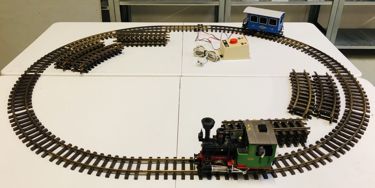 Samling af modeltog skinner str G (45mm) samt Lehmann LGB 20211 damplokomotiv m. passagervogn samt Piko FZ2 transformator