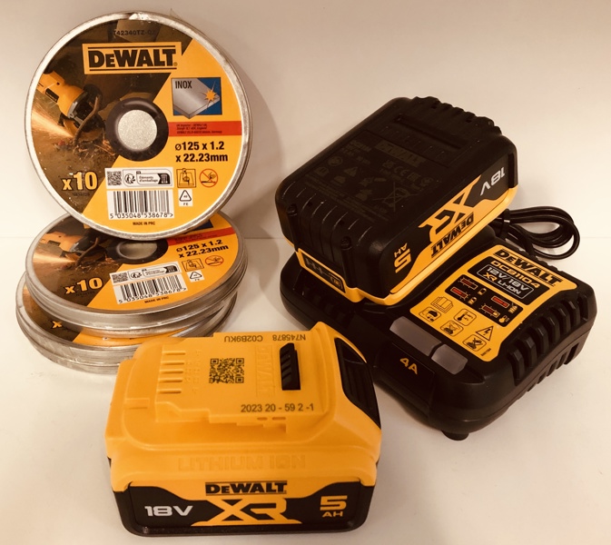 Dewalt DCB1104 oplader m. 2 stk. 18V 5 Ah batterier samt 3X10 DT42340TZ-QZ skæreskiver (H 124/25)