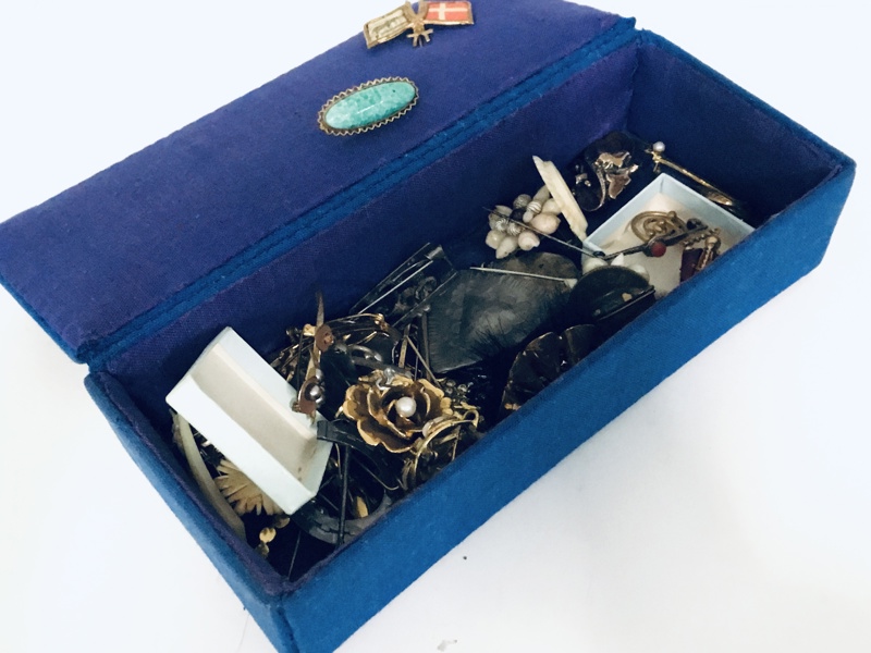 Samling af smykker i æske - herunder Art Deco broche (sølv), ben, hammerslået tin m.v.