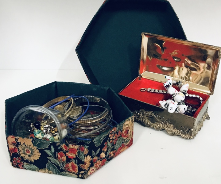 Samling af smykker i 2 æske - herunder Kinesisk lykkearmbånd m. ekstra charms, Splendid lommeur m.v.