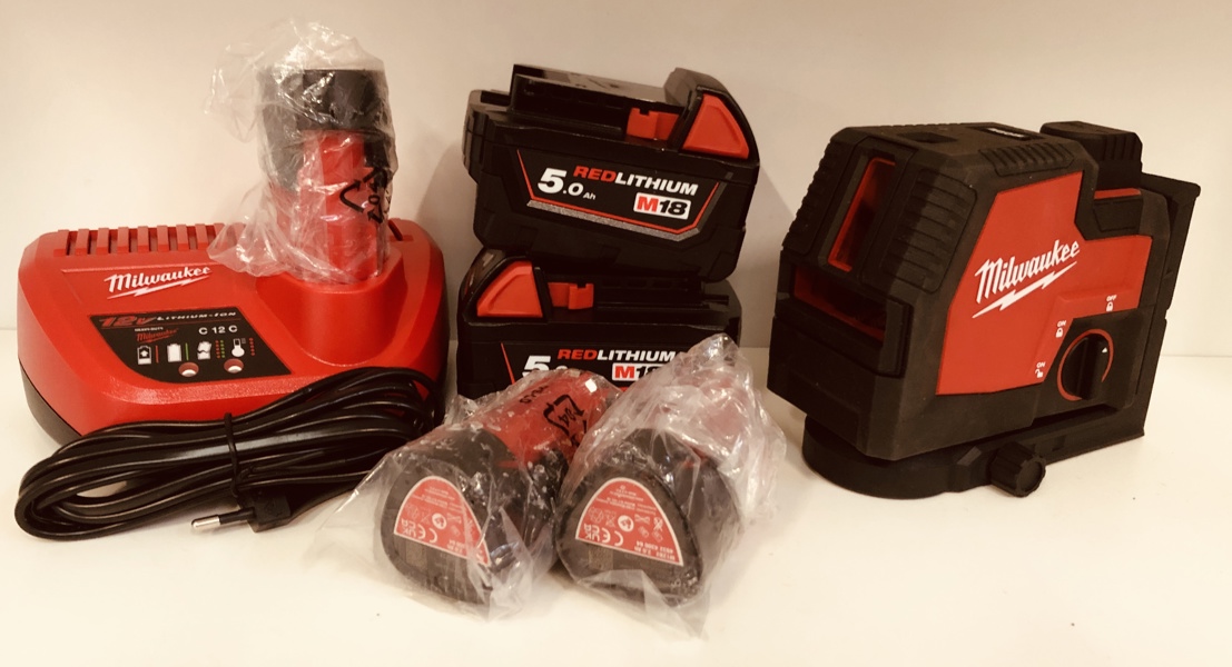 Milwaukee: L4 CLL krydslaser, C 12 C 12V oplader m. 3 stk. M12 2.0Ah batterier samt 2 stk. M18 5.0Ah batterier (H 124/25)