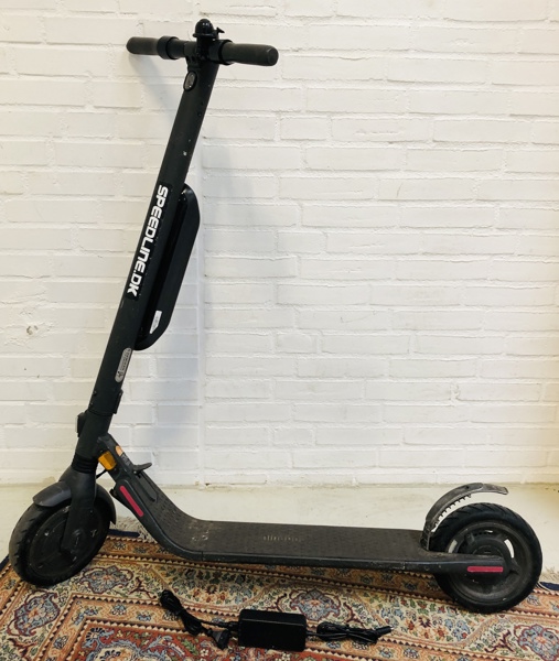 Ninebot Kickscooter elektrisk løbehjul fra Segway m. Segway 71W 42V oplader (R 2025-0356)
