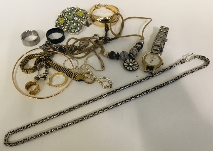 Samling af smykker - herunder Kongekæde udført i sterling sølv (925), Christina of London ur prydet m. diamanter (0,01) m.v. (R 2025-0353, 0365) 