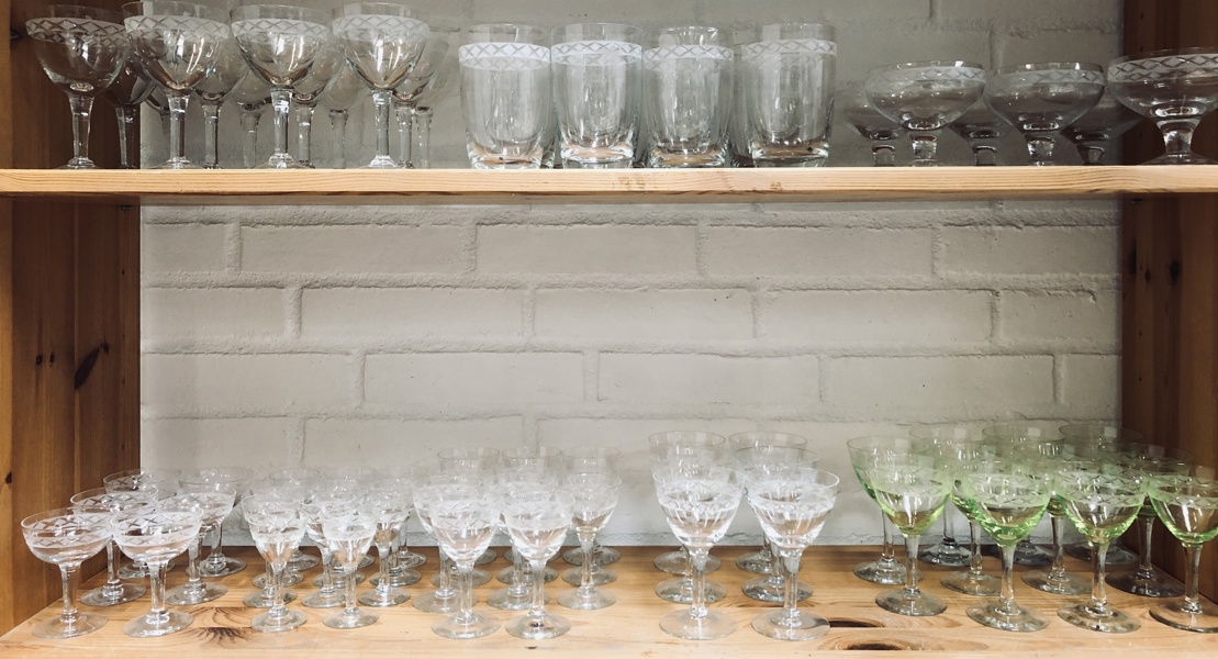 Samling af Ejby glas (enheder) fremstillet ved Holmegaard, formgivet af Jacob E. Bang