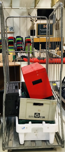 Samling af værktøj, værktøjskasse og transportkasser i rullebur - herunder Hitachi, Panasonic samt Bosch m.fl.