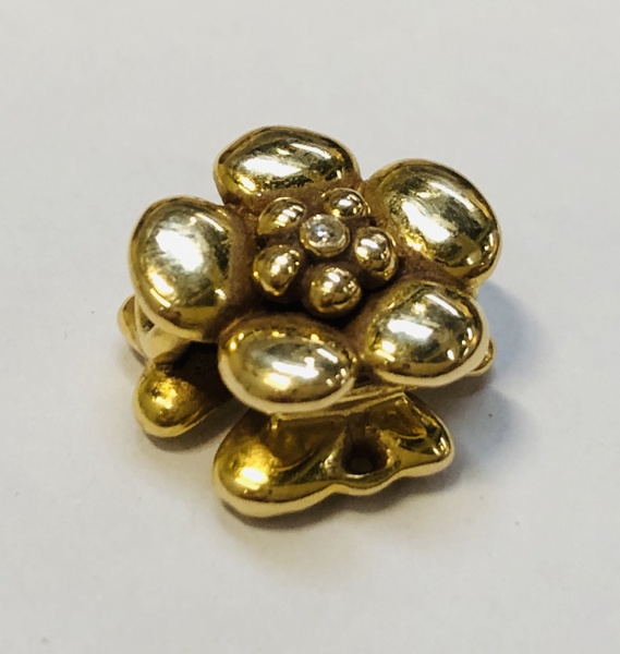 Guld: Ole Lynggaard blomsterlås udført i 18Kt./750 prydet m. brillantslebet diamant (K 56/25)