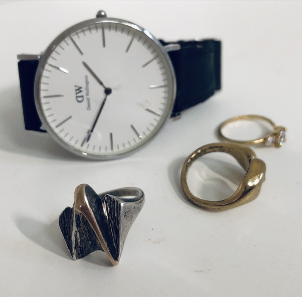 Smykker og ure: kunstring udført i sterling sølv prydet m. guld,  Spirit Icons ring (925) samt Daniel Wellington ur (K 47, 55/25) 