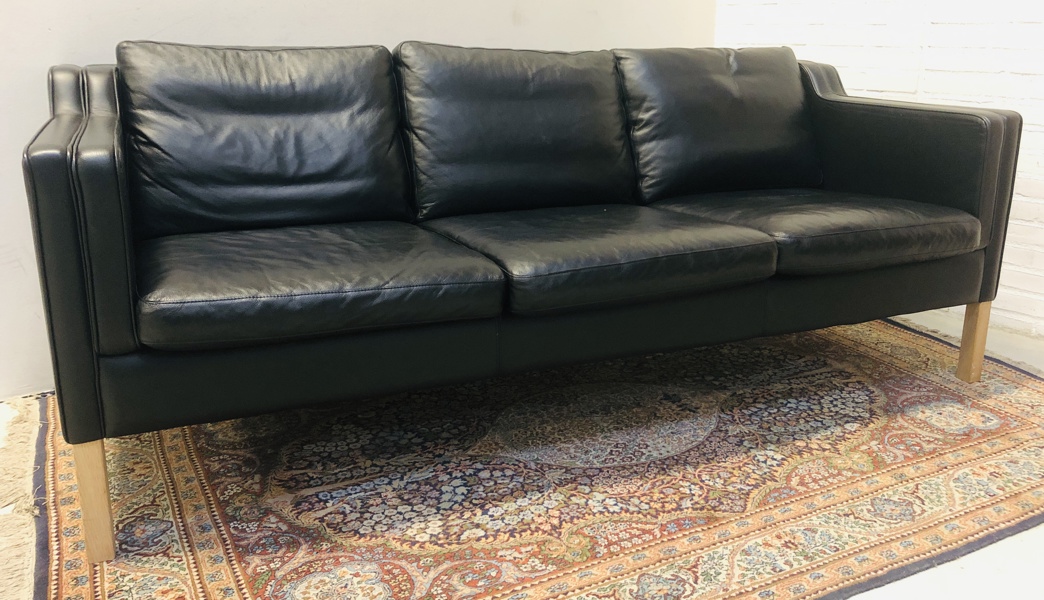 Stouby 'Eva' 3-pers. sofa (200cm) beklædt i semianalin læder (sort) på ben af egetræ