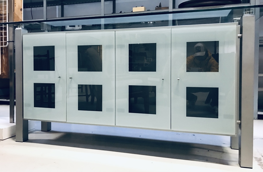 Völker Design skænk i glas prydet m. matpolerede 