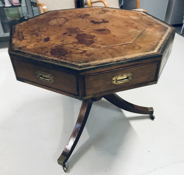 Octagon antik engelsk spillebord af mahogni prydet m. læder på bordpladen (bør ses)