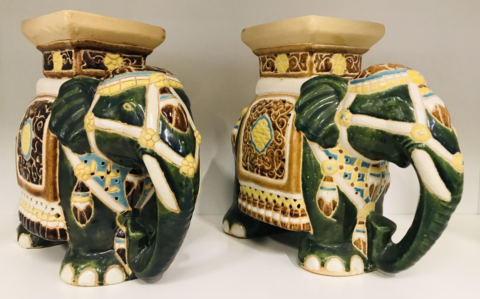2 Elefant piedestaler udført i glaseret keramik 