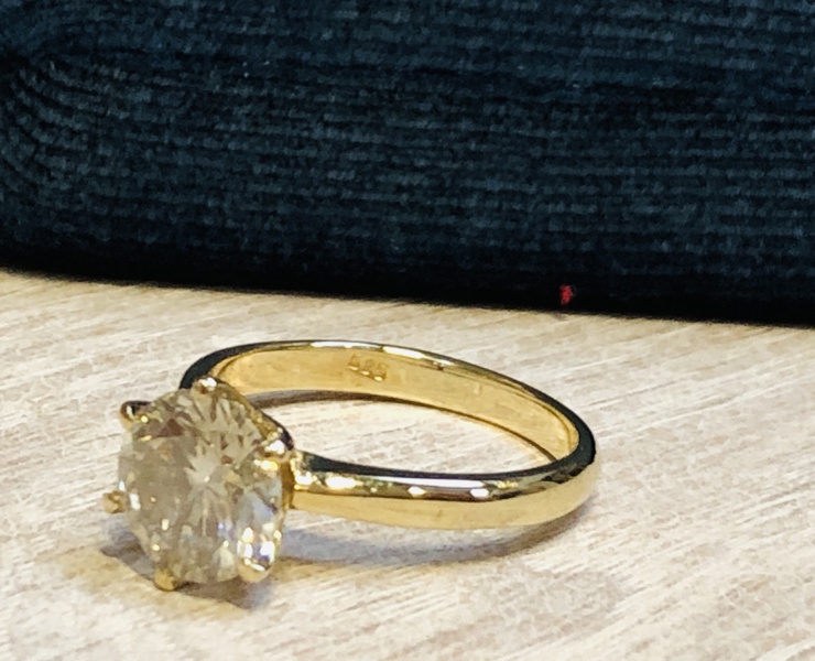 Guld: Solitaire ring udført i 14kt./585 prydet m. stor naturlig diamant