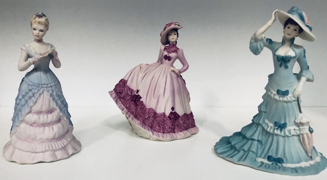 3 Coalport figurer af porcelæn: Beau Monde Jill (14cm), Beau Monde Madelaine (14m) samt Beau Monde Juliette (14,5cm)