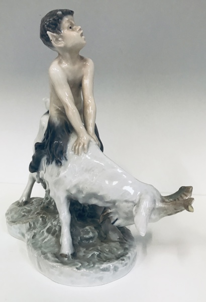 Royal Copenhagen figur af porcelæn: Pan på ged (20X22cm)