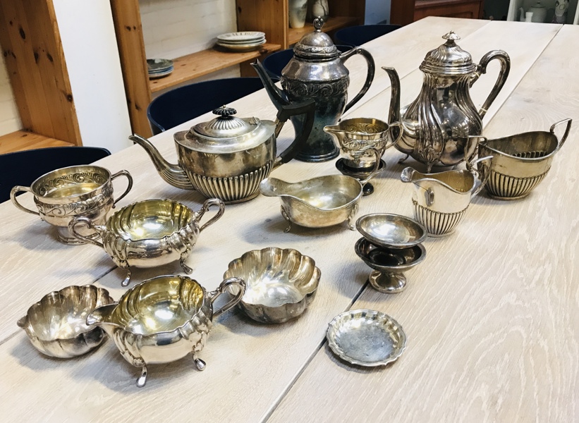 Samling af sølvtøj (plet) - herunder kander, skåle m.fl. (Å 2025-0861)