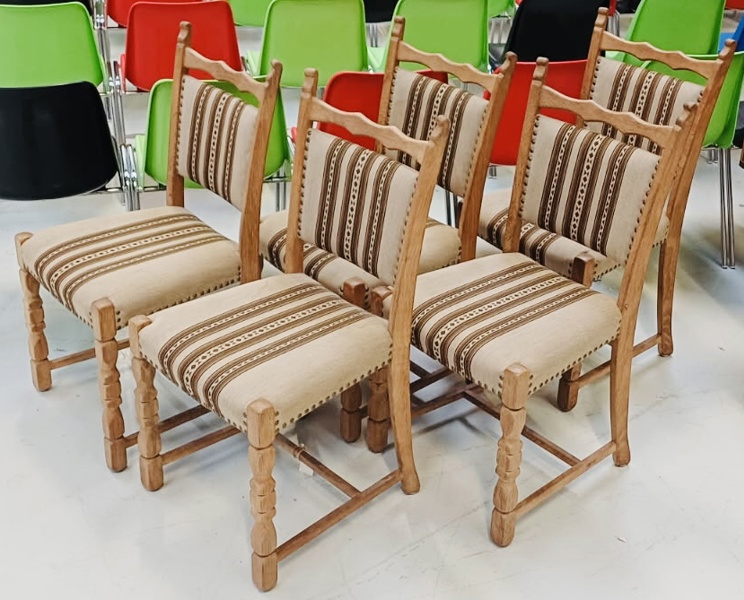 5 mid-century spisebordstole i afsyret eg m. nitter og stribet tekstilbetræk (Å 4200-75312-00154-25)