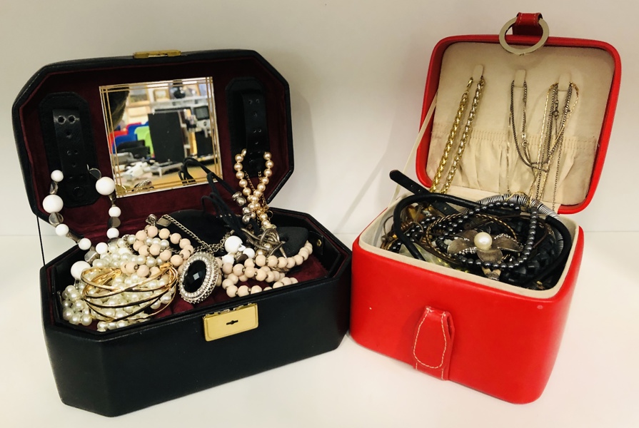 Samling af smykker i 2 smykkebokse 
