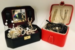 Samling af smykker i 2 smykkebokse 