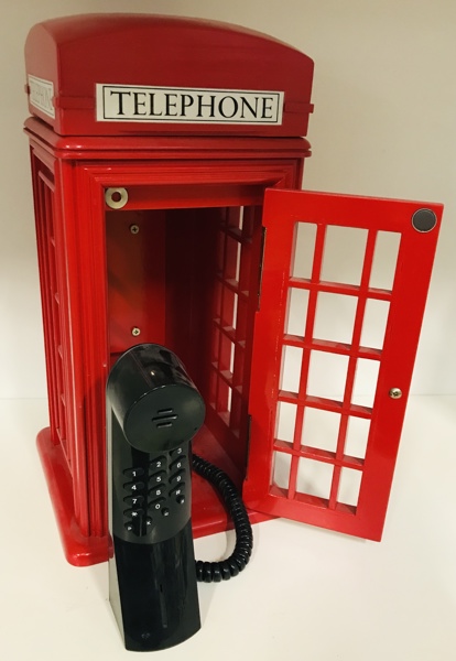 Televerket 'Fido' telefon designet af Mats Ekstrand monteret i miniature London rød engelsk telefonboks 