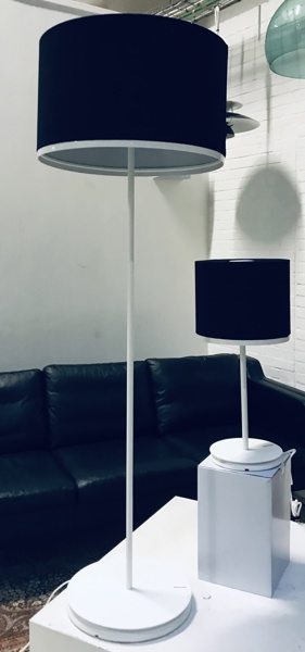 Pantone: Antares gulvlampe og Capella bordlampe m. sort stof skærm og hvid stel/fod 