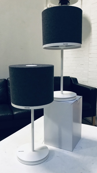 Pantone: 2 stk. Capella bordlampe m. grå stof skærm og hvid stel/fod 