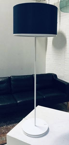 Pantone Antares gulvlampe m. marineblå stof skærm og hvid stel/fod 
