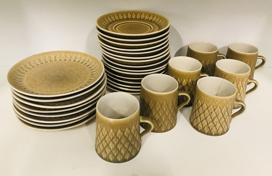 Jens Harald Quistgaard: Relief kaffestel (30 enheder) af stentøj, fremstillet ved Bing & Grøndahl m.fl.