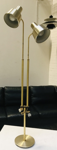 C. V. Østergaard double justerbar standerlampe af messing, fremstillet ved Dansa Lamp