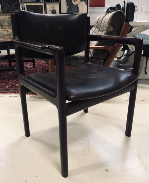 Danish Overseas mid-century armstol-/loungestol udført i mahogni m. sæde- og kopstykke beklædt i brunt læder