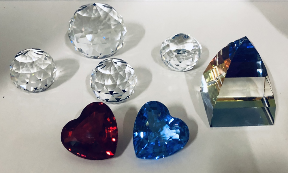 Samling af Swarovski (7 enheder) - herunder Pyramid Colour papirvægt (large), Round papirvægt (60mm), 1998 Renewal Gift - Heart Red, 1997 Renewal Gift - Heart Blue samt 3 Round papirvægte (40mm)
