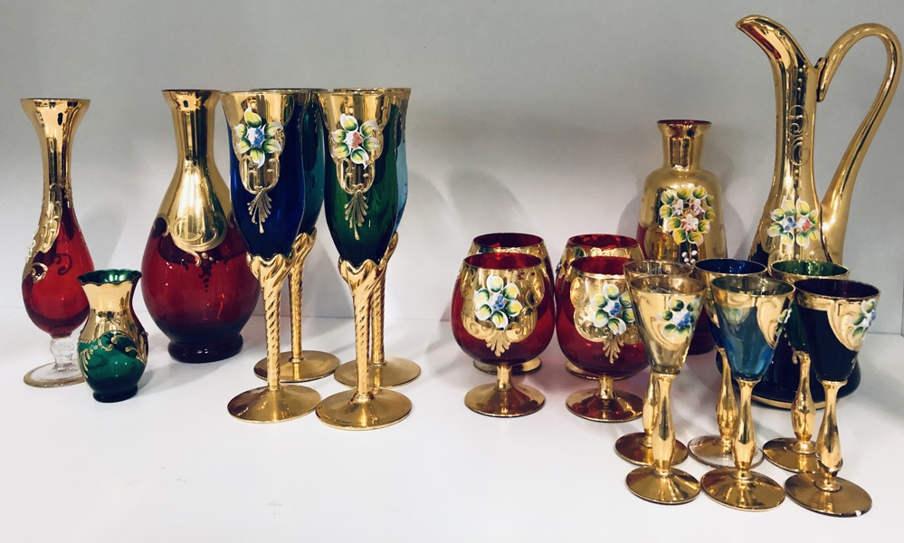 Murano glas, Italien: 4 champagnefløjter (22cm), 4 cognacglas (10cm), 6 snapsglas (11,5cm), karaffel (26,5cm) samt 4 vaser (22/21/9cm) 