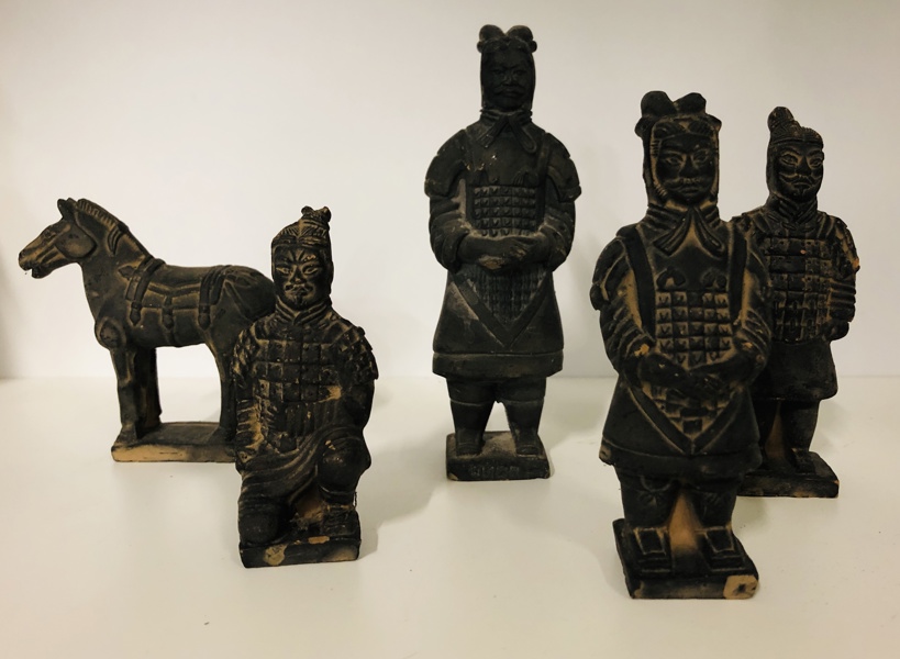 4 Kinesiske Xian krigere samt hest af terrakotta  