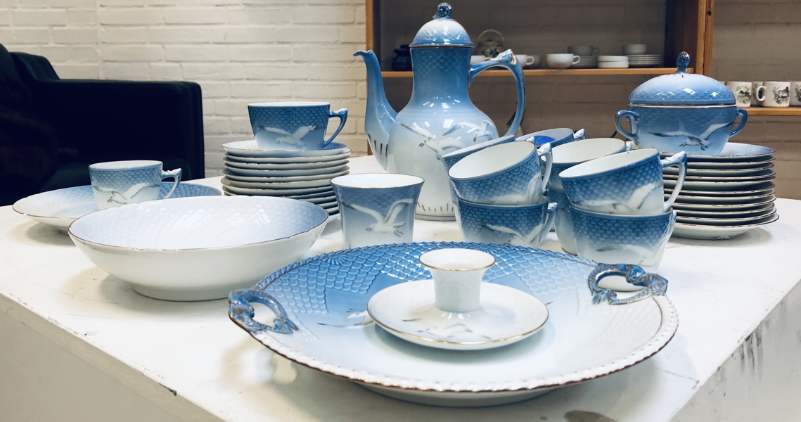 Bing & Grøndahl Mågestel (guldkant) - herunder kaffekande (91A), sukkerskål (94A), lysestage (501), 11 kopper (102), 12 underkoppper (102), 12 kagetallerkner (28A), fad (101), skål (44) m.v.