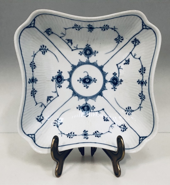 Royal Copenhagen Musselmalet kvadratisk salatskål (dekorations nr.: 1/26)