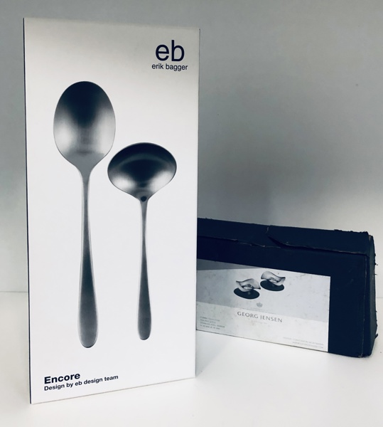 Georg Jensen Cobra fyrfadsstager (2) designet Constantin Wortmann samt Erik Bagger Encore sauce- og serveringske (2)