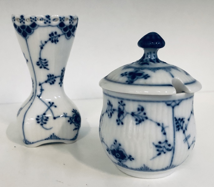 Royal Copenhagen Musselmalet Helblonde Kuvert vase (dekorations nr.: 1/1162) samt Royal Copenhagen Musselmalet Riflet sennepskrukke (dekorations nr. 1/64)