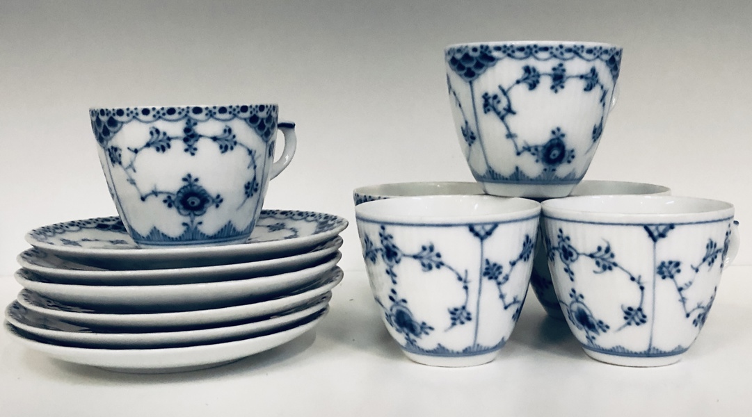 6 Royal Copenhagen Musselmalet Riflet kaffekopper (dekorations nr. 1/80/1/719) samt 6 Royal Copenhagen Musselmalet Riflet underkopper (dekorations nr. 1/719) 