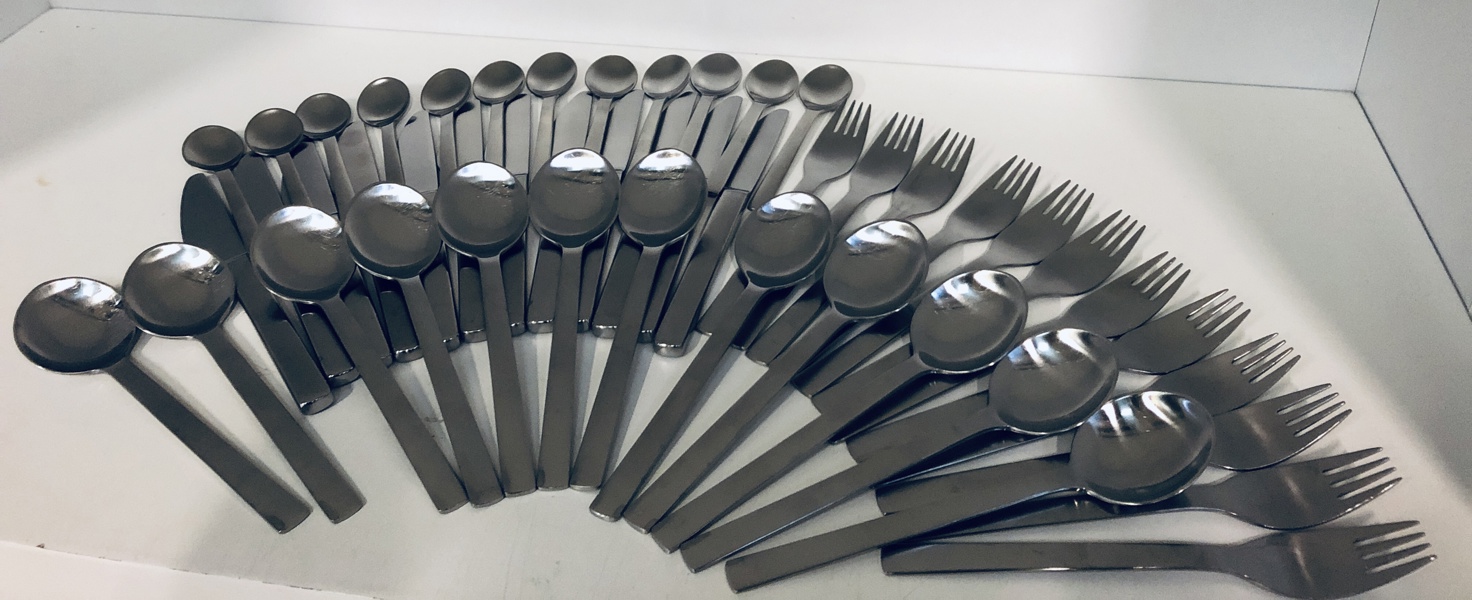 Georg Jensen 'New York' bestik af stål (12 pers./48 enheder), formgivet af Henning Koppel
