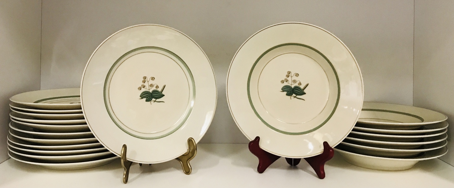 10 Royal Copenhagen Hjertegræs middagstallerken (dekorations nr. 884/9586) samt 6 Royal Copenhagen Hjertegræs dyb tallerken (dekorations nr. 884/9587) 