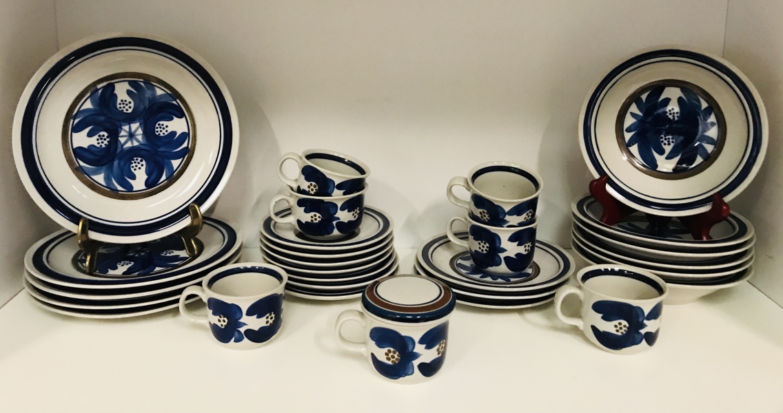 Samling af stellet “Blå Almue” fra Hiline, (29 enheder) håndmalet af Yamato i 1970’erne.