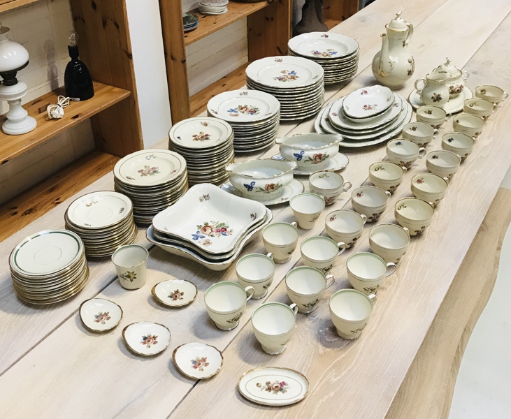 Stor samling af klassisk dansk og tysk porcelæn fra mærkerne Københavns Porcelæns Maleri samt Bucha & Nissen (131 enheder)