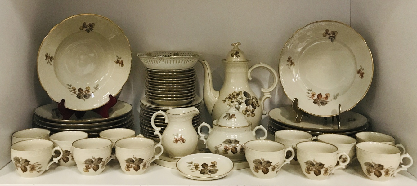 Samling af klassisk hvid porcelæn med blomster motiv, vedbendmønster langs kanten og en buet guldkant (53 enheder)